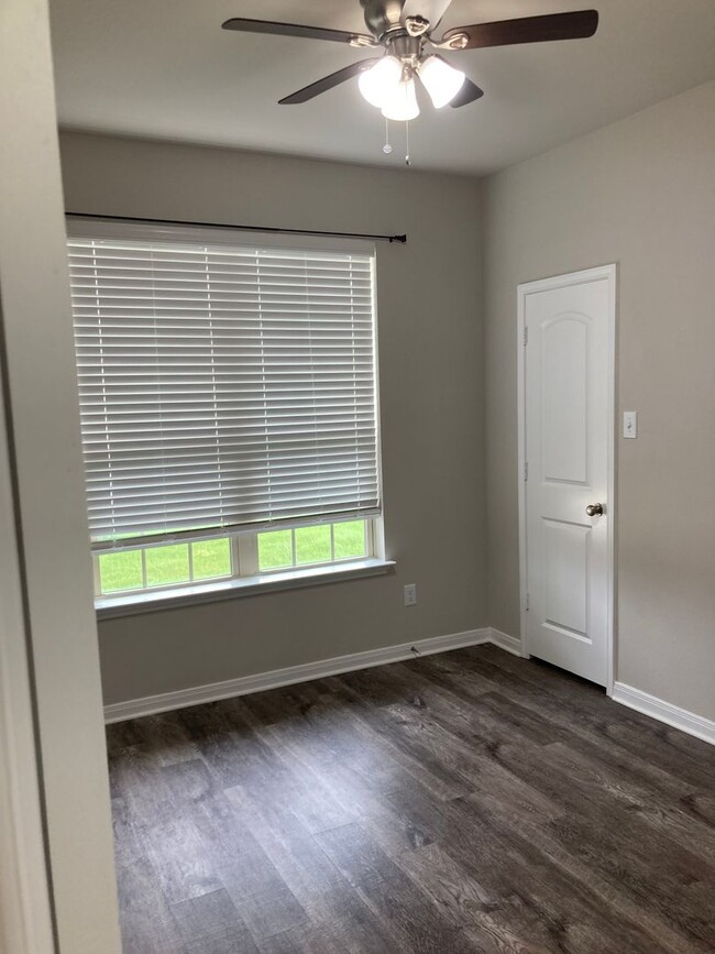 Building Photo - Three-bedroom, Two bath, two car garage Ho...
