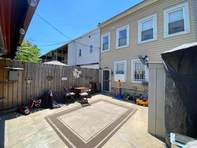Building Photo - Lovely 3 Bedroom Townhouse in Southwest Wa...