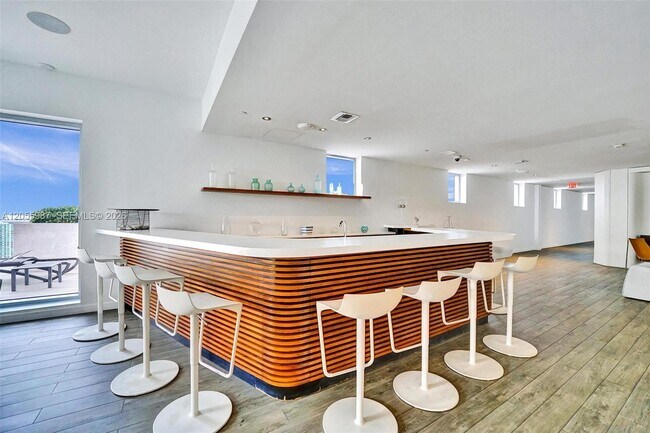 Building Photo - 2600 E Hallandale Beach Blvd