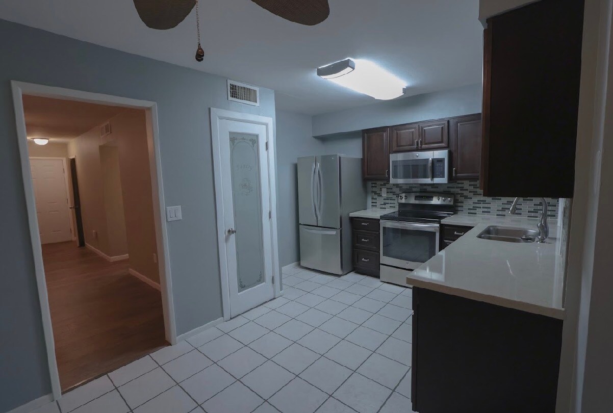 Building Photo - 10941 W Santa Fe Dr