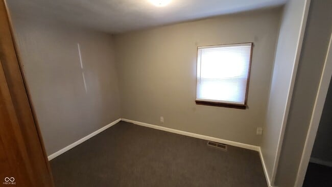 Building Photo - 330 W 6th St