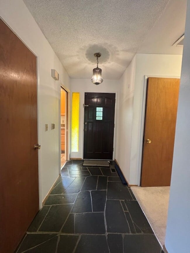 Building Photo - Well located, 4/2, Redwood views