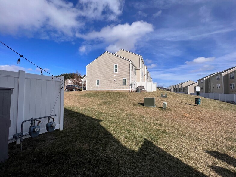 Building Photo - 645 Twisted Oak Dr NW