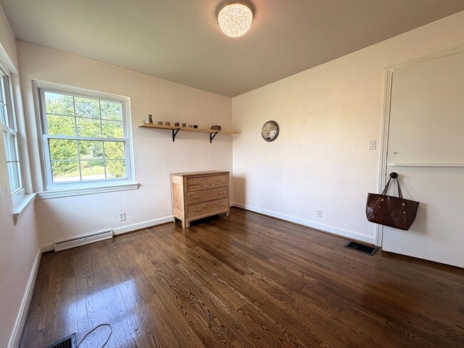 Building Photo - Hilltop Charm in Floyds Knobs – Spacious All-Brick Beauty with Room to Grow!