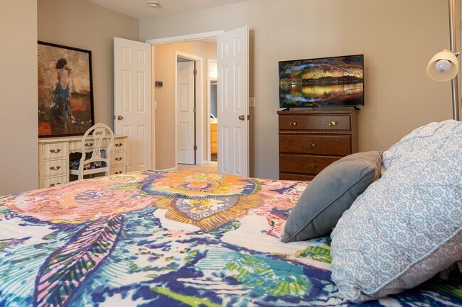 Building Photo - Spacious 4 bedroom home close to Southpoint! Available October 1st