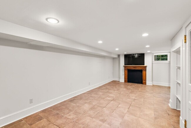 Building Photo - 4 Bed 3.5 bath - Kensington Victorian - Mo...