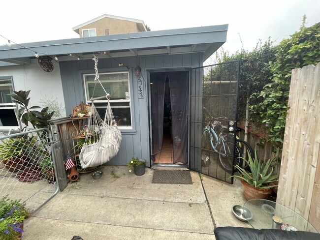 Building Photo - Awesome beach cottage across the Street fr...
