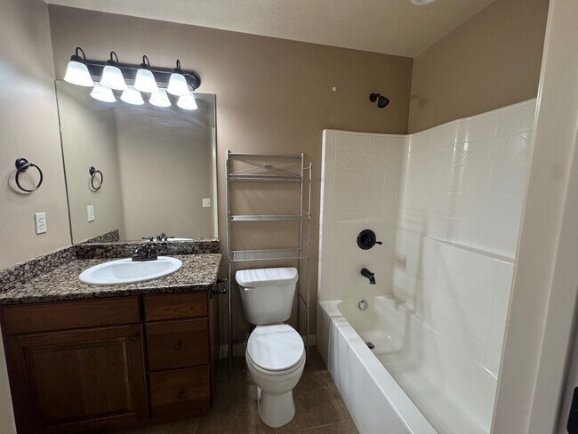 Building Photo - Charming 3 bed 2.5 bath townhome