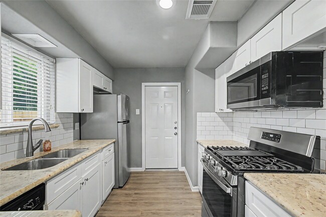 Building Photo - 6343 Maple Hill Dr
