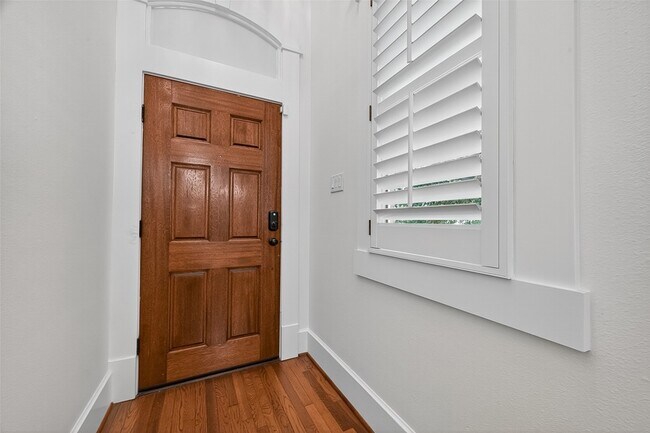 Building Photo - 1042 W 25th St