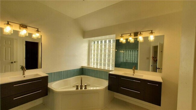 Building Photo - 9421 Lisi Anne Dr