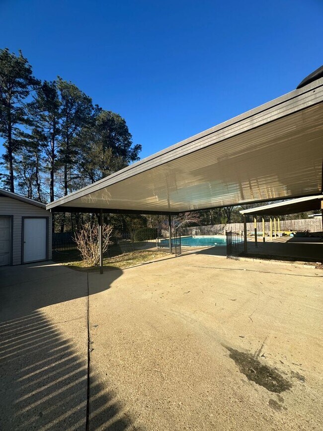 Building Photo - Pinehurst Subdivision  POOL!!!!