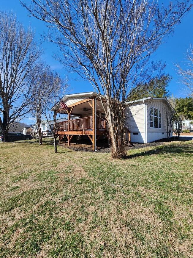 Primary Photo - Black Mountain Rental with Garage!