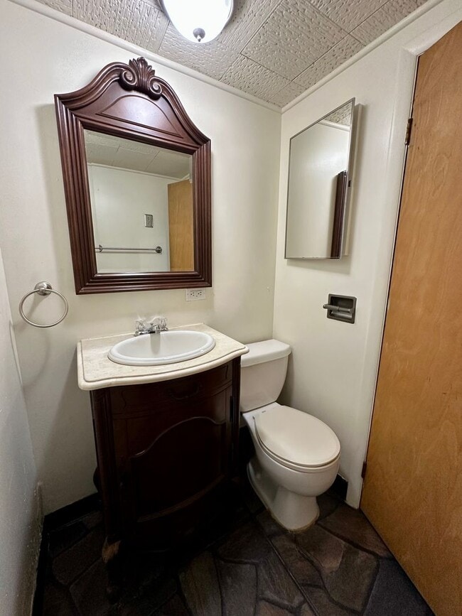 Building Photo - PENDING APPLICATION- Spacious 3 Bedroom/1....