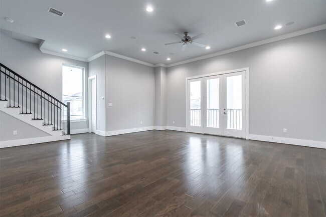 Building Photo - 1553 W 22nd St