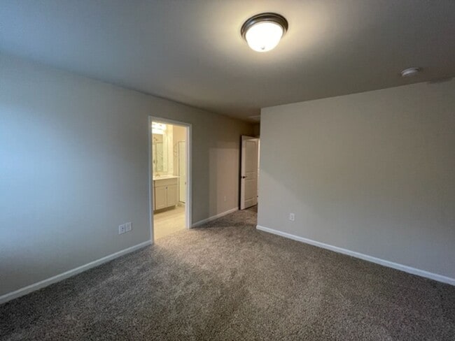 Building Photo - Like New Townhome in South & Main, Fuquay-Varina!