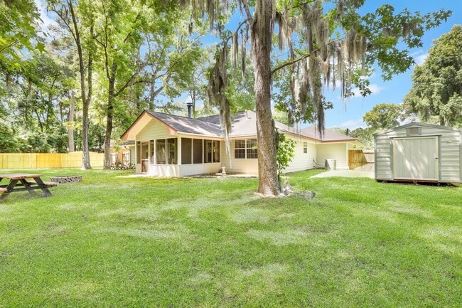 Building Photo - 8 N Nicholson Cir