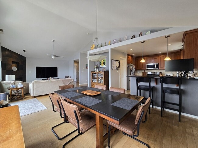Building Photo - Beautiful Quemazon Home (5085 Alegria)