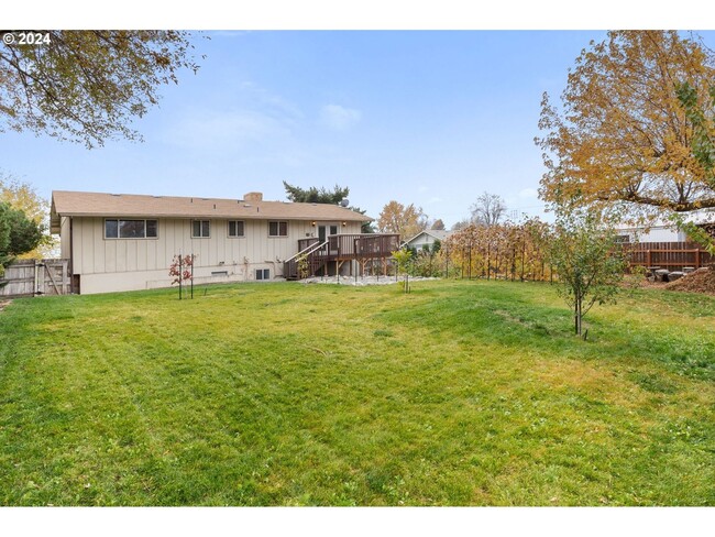 Building Photo - Charming Split Level in Boardman