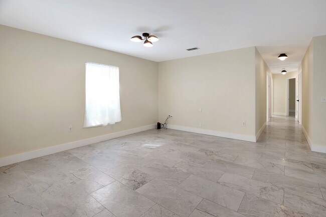 Building Photo - Remodeled 4BR Home Near Downtown Sarasota