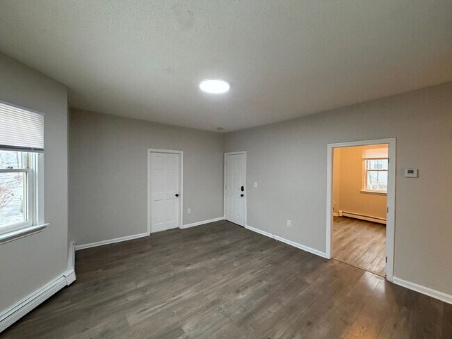 Building Photo - 137 Midland St