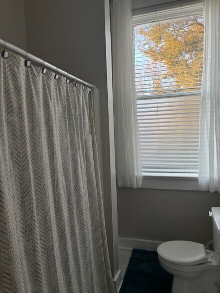 Building Photo - 605 SE Riverside Dr