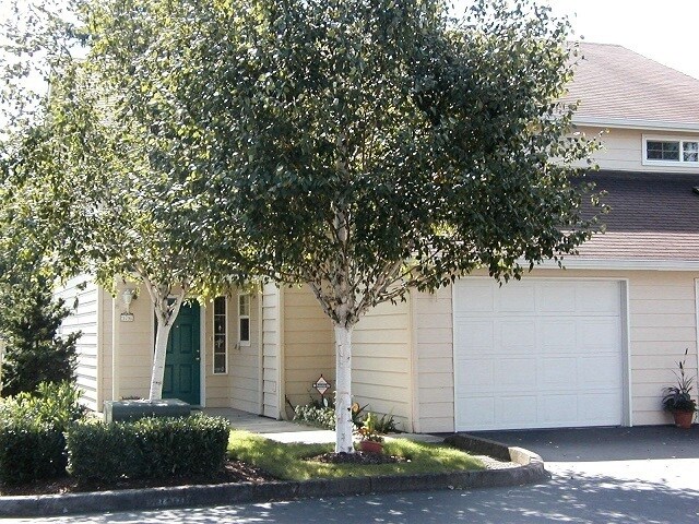 Building Photo - 2 WEEKS FREE RENT! Beautifully Remodeled, Easy Living Townhome. Location, Location!