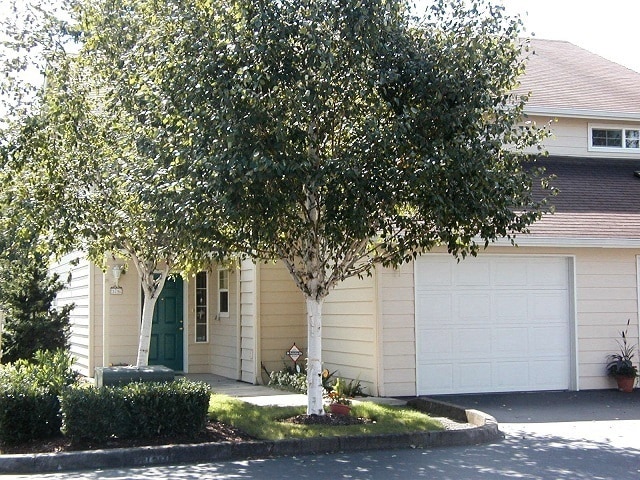 Building Photo - MOVE IN SPECIAL!  Beautifully Remodeled, Easy Living Townhome. Location, Location!