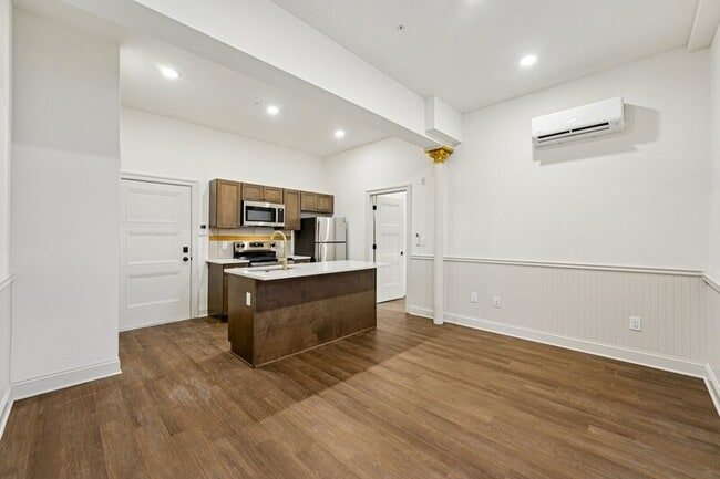 Building Photo - 401 Martin St