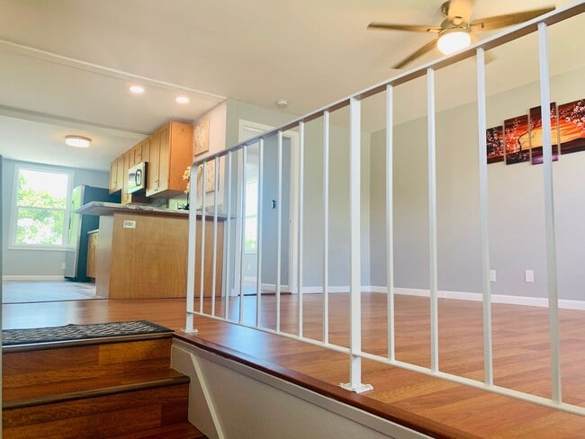 Building Photo - Spacious upstairs unit. Large Living area. Parking Available