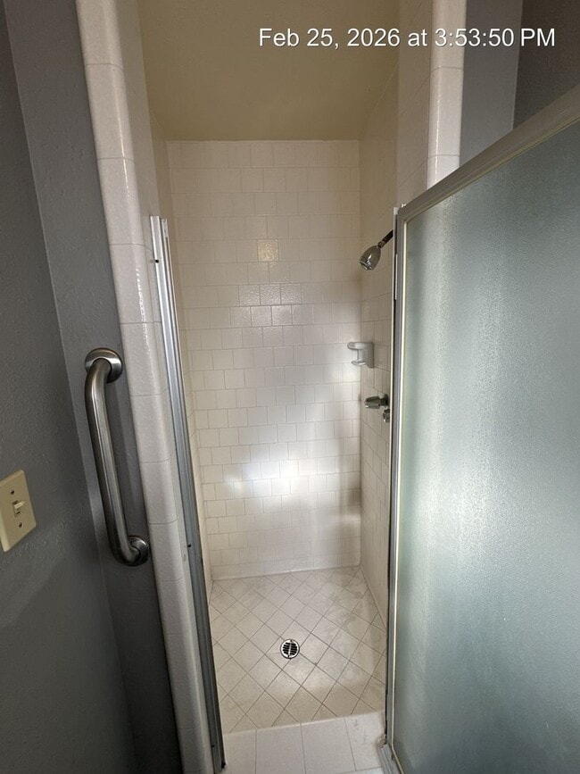 Building Photo - Charming Home Available Now !