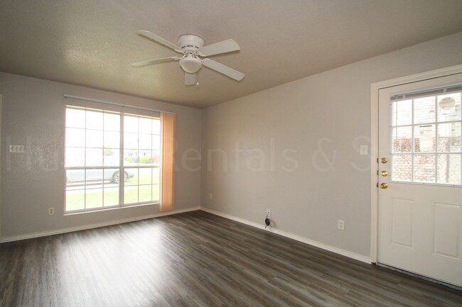 Building Photo - Amazing Three-Bedroom Townhome!