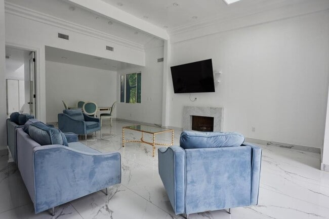 Building Photo - 11571 W Sunset Blvd