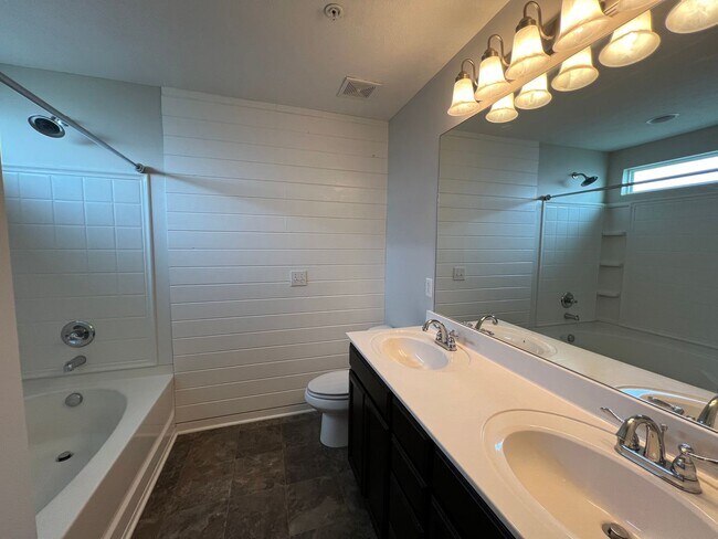 Building Photo - Move-in Special! Available Immediately! Gorgeous 4 Bedroom 3 Bath in Creeksbend Subdivision