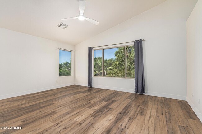 Building Photo - 602 W Canary Way