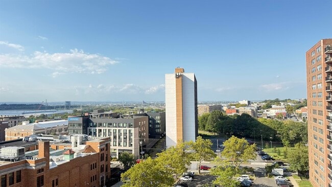 Primary Photo - 10 Huron Ave