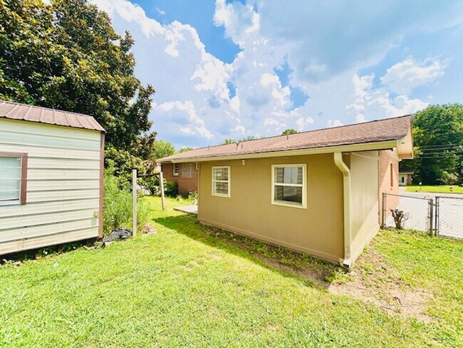 Building Photo - MOVE IN SPECIAL- $300 Off First Month's Rent-MOVE IN READY BRICK HOME!