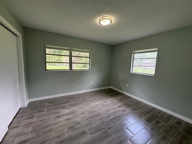 Building Photo - Adorable 2/1/1 nestled on an acre