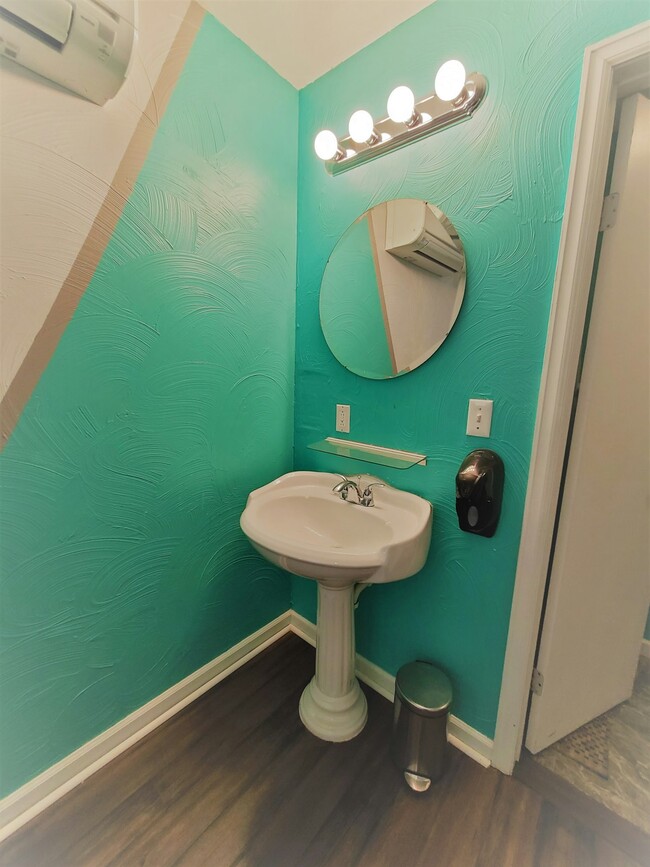 Building Photo - 706 E Stuart St