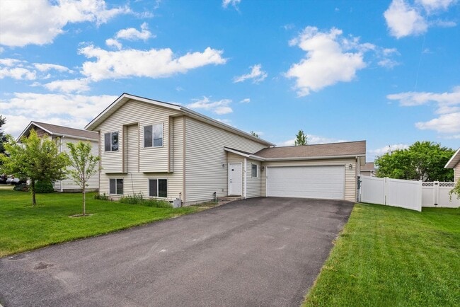 Building Photo - Amazing 3 Bedroom/2 Bath Bi-Level Home for Rent