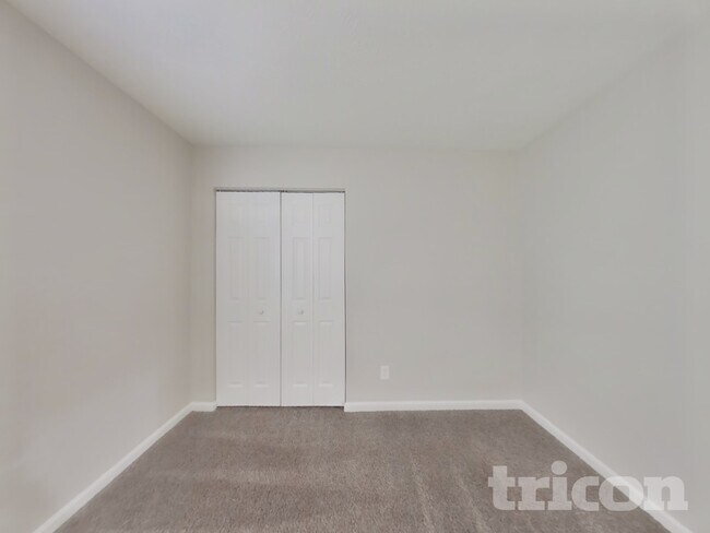 Building Photo - 2437 Middle View Dr