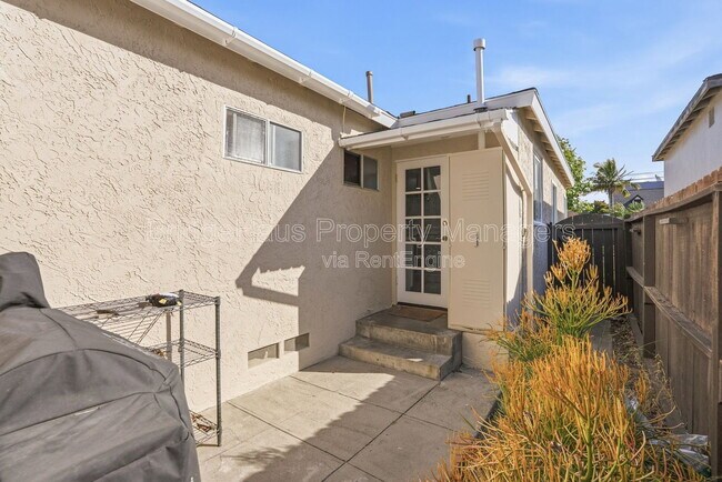 Building Photo - 3204 Ingelow St