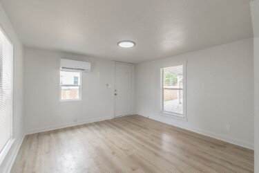 Building Photo - "Charming 2-Bedroom Retreat with Huge Yard...