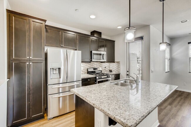 Building Photo - Amazing 2Bd/2Ba Townhouse with 1 car attached garage - Gated Community - Close to Camp Pendleton!