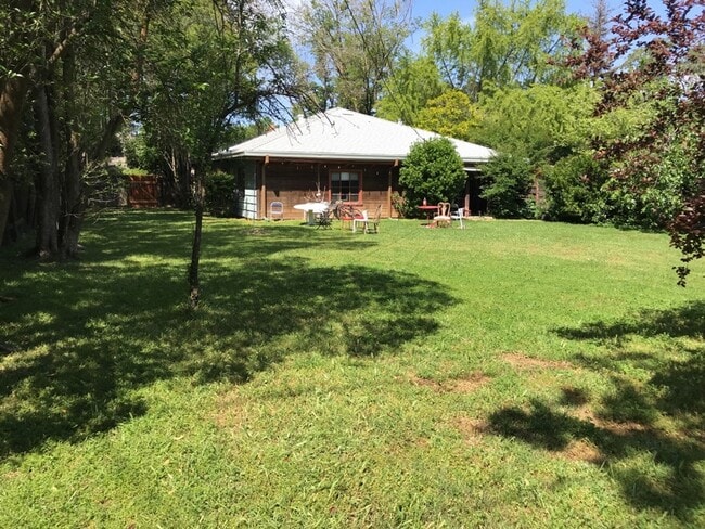 Building Photo - 2 bedroom in Central Davis available for J...