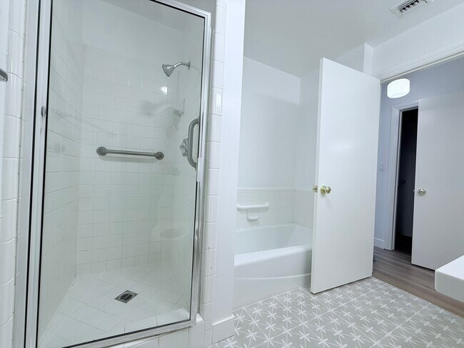Master bath - 14572 Dickens St