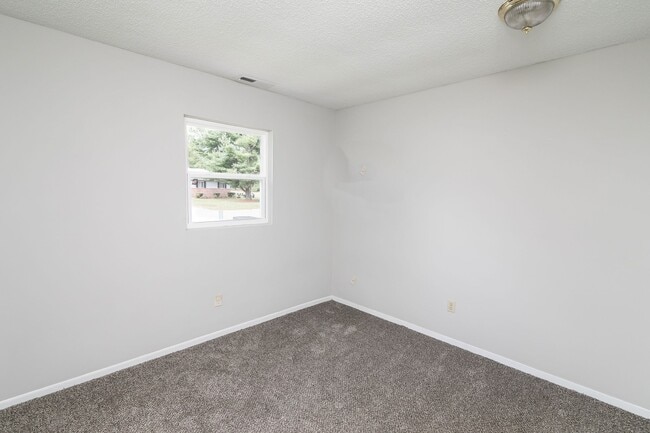 Building Photo - 1207 Middleneck Dr