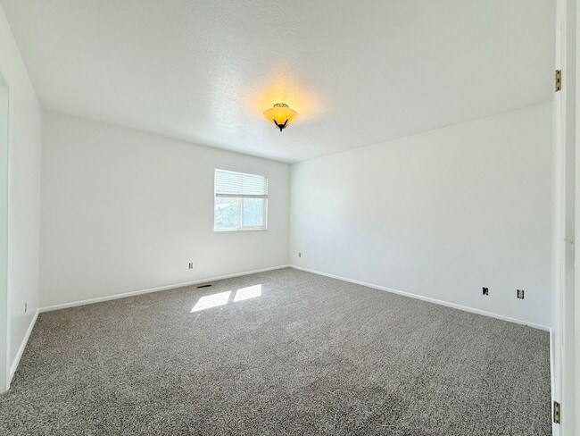 Building Photo - Newly Updated 4-Bedroom Home in Sandy!
