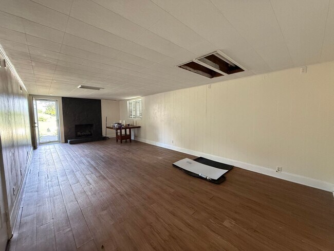 Building Photo - 401 Orchard Dr