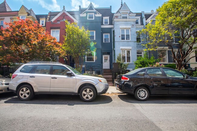 Building Photo - Sunny 2 BR/2 BA Condo in Columbia Heights!